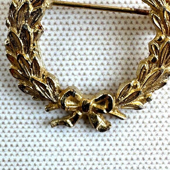 Vintage Gold-Tone Leaf & Bow Wreath Brooch Signed DuBarry F.A. 1940-1960, 1" - Picture 2 of 10